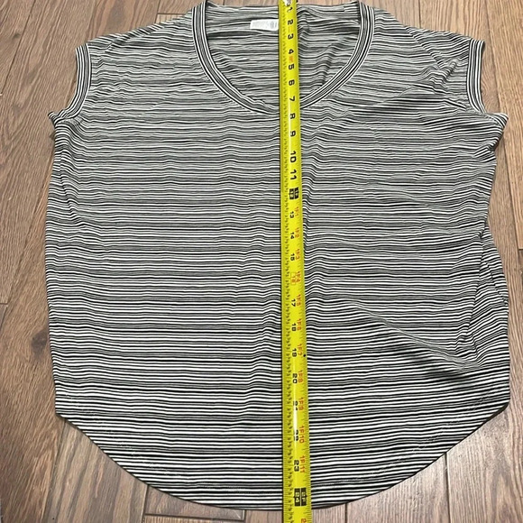 Athleta XSP Sports Top Striped. Ultra short muscle sleeves for workouts. - Picture 4 of 5